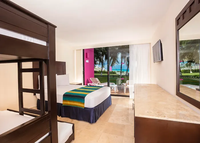 Hotels with tennis Crown Paradise Club Cancun