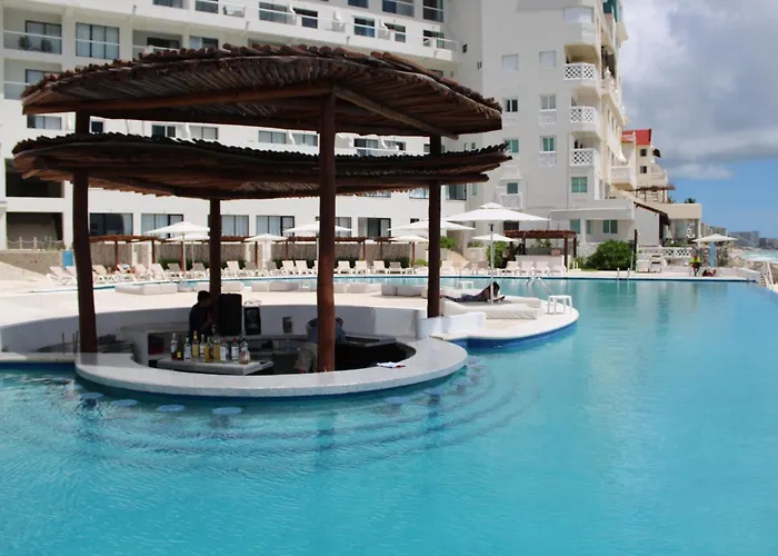 Hotel with pool: Cyan Cancun Resort & Spa