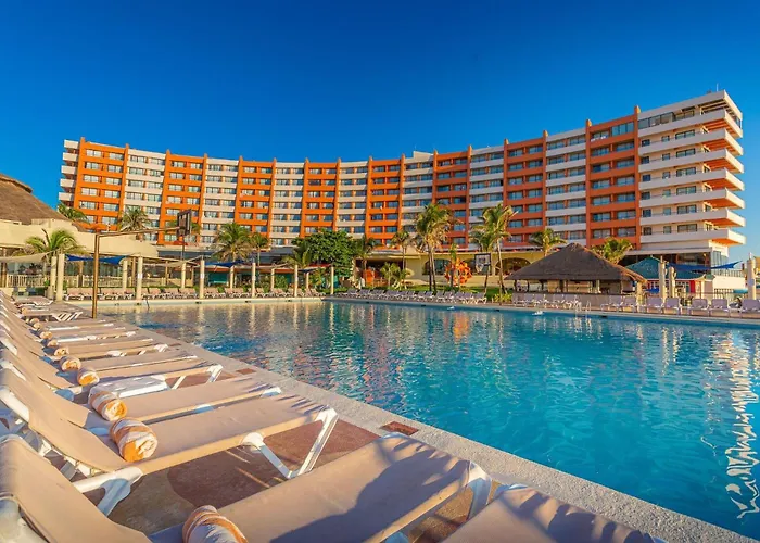 Hotels with tennis Crown Paradise Club Cancun
